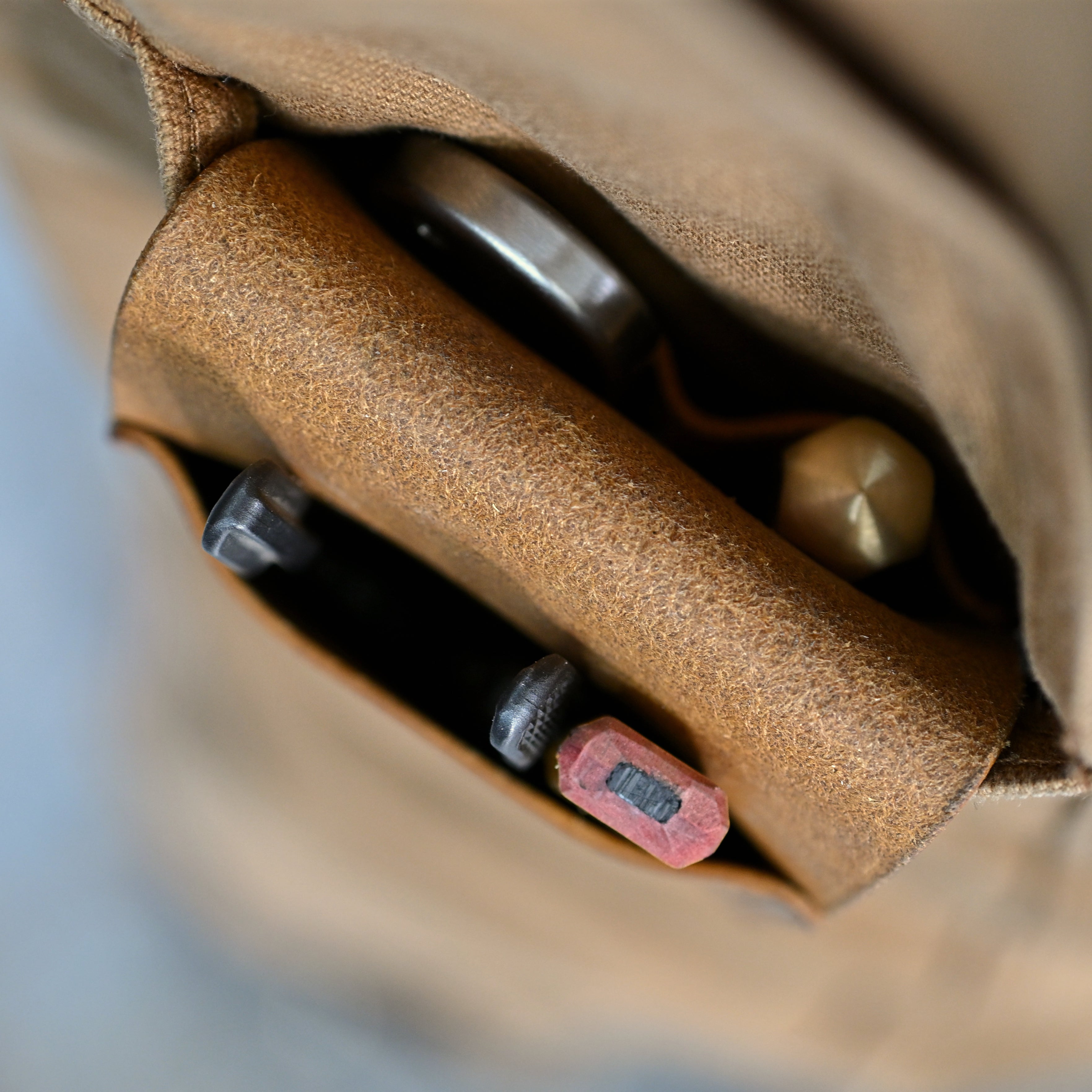The Saddle - Magnetic EDC tool pocket caddy